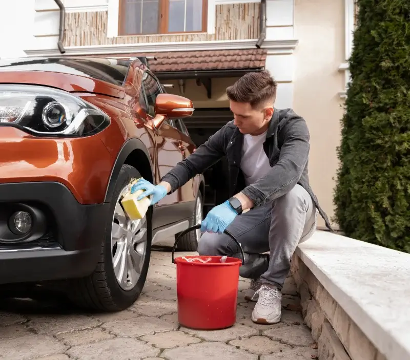 Lavage auto à domicile Guiscriff : professionnel intervenant sur un véhicule